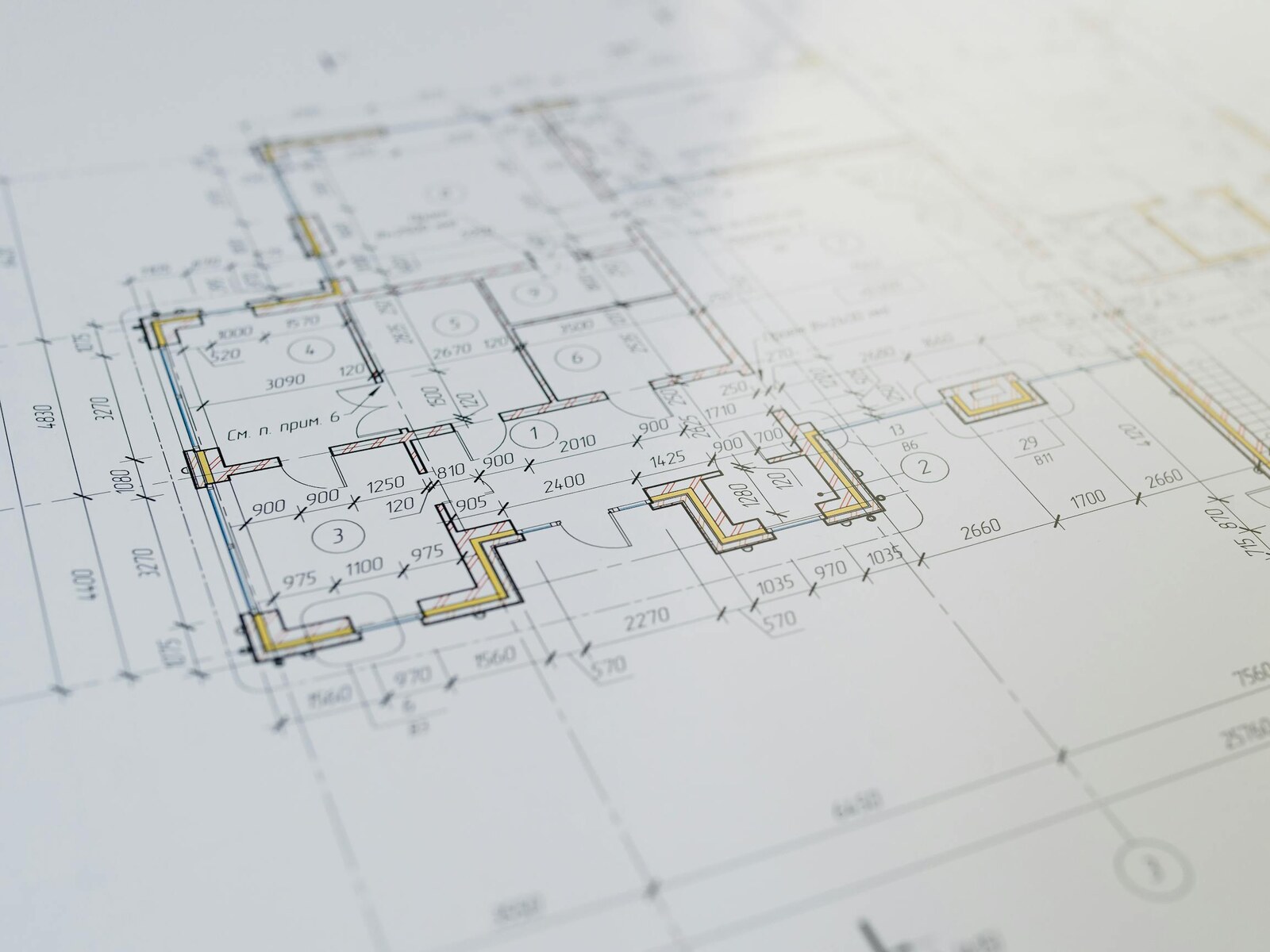 Technische plannen op tafel
